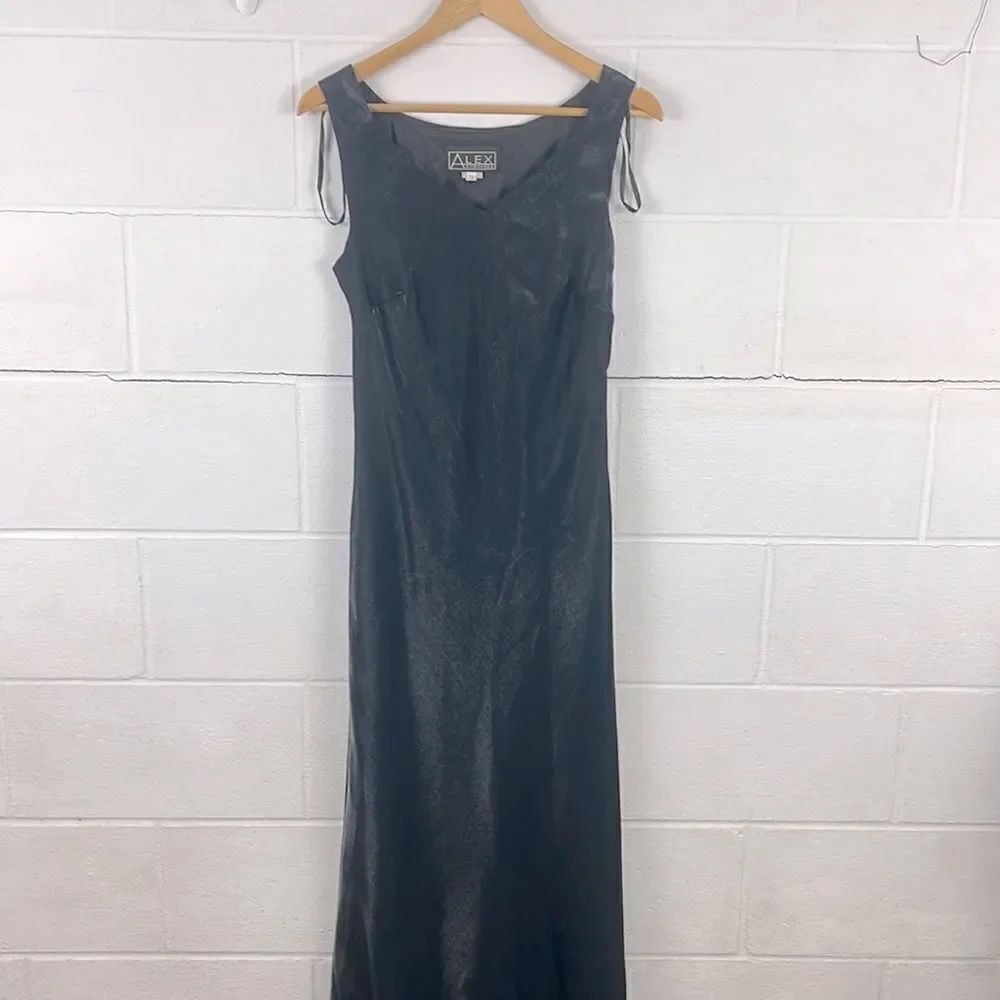 Alex Evenings slimming v-neck sleeveless maxi dress